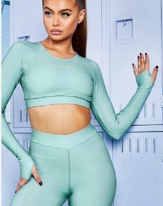 Z0G106 PRETTYLITTLETHING DOPASOWANY SPORTOWY CROP TOP FITNESS ZIELONY S