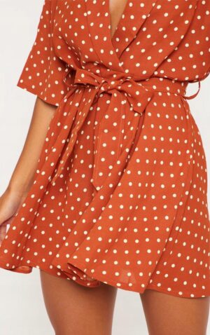 Z1D003 SUKIENKA PRETTYLITTLETHING BRĄZOWA W GROSZKI KLASYCZNA MINI 38 - obrazek 2