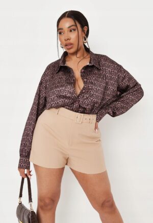 Z4C002 BEŻOWE KRÓTKIE SPODENKI SZORTY Z PASKIEM MISSGUIDED XXL