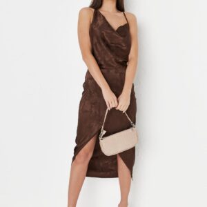 X0D101 ASYMETRYCZNA SATYNOWA BRĄZOWA SUKIENKA MISSGUIDED XS
