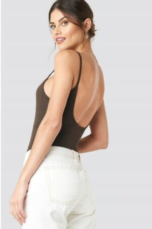 M0F214 NA-KD BRĄZOWE BODY Z GŁĘBOKIM TYŁEM XS