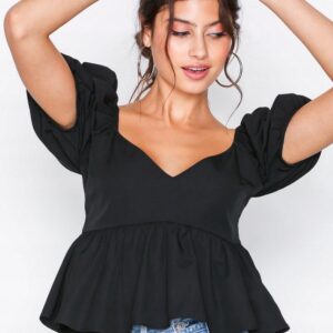 M7F308 NELLY CZARNY TOP Z FALBANKĄ W SZPIC 36
