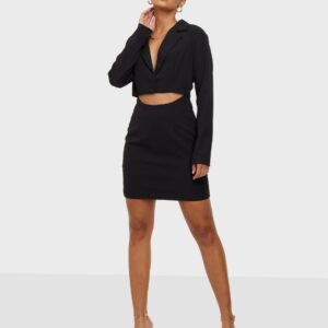 M6C009 KOKTAJLOWA CZARNA SUKIENKA Z WYCIĘCIEM W PASIE GLAMOROUS 38 M M