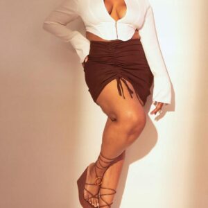 Z0F108 BIAŁA KRÓTKA KOSZULA GORSETOWA DEKOLT V PRETTYLITTLETHING 44