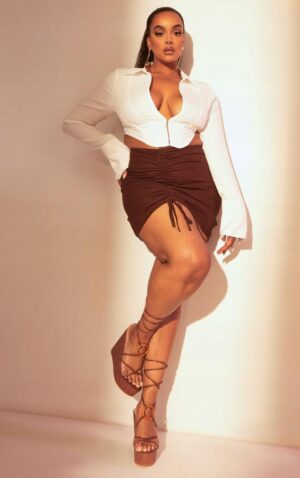 Z0F108 BIAŁA KRÓTKA KOSZULA GORSETOWA DEKOLT V PRETTYLITTLETHING 44